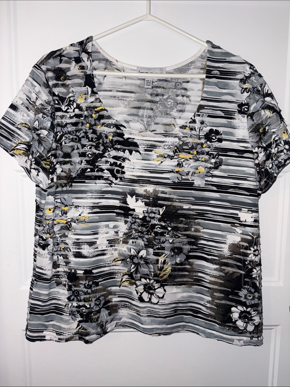 Casual Women's Short Sleeve Floral Stripe Tee - Black, White & Yellow XL Petite